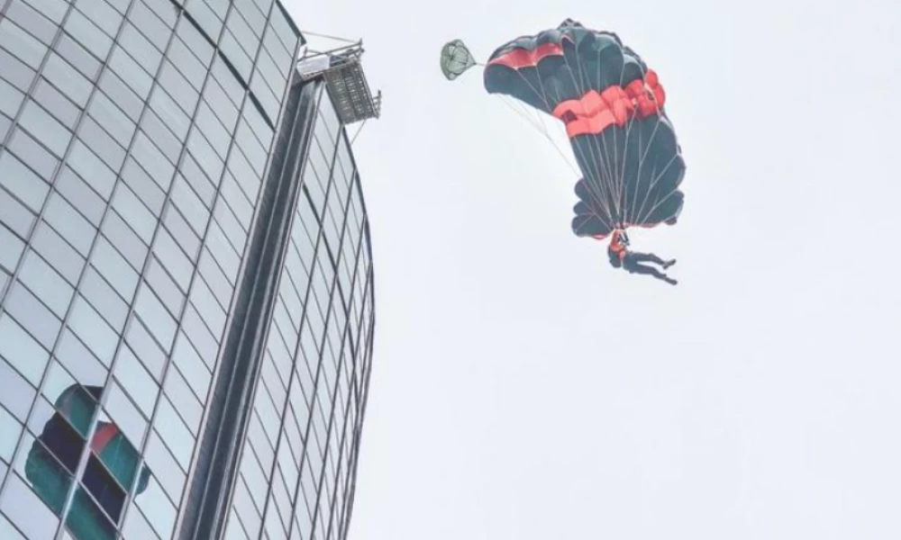 Θαρραλέος αλεξιπτωτιστής πηδάει από ουρανοξύστη στη Μόσχα